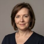 Портрет уверенного юриста по земельным спорам компании Право Успех в Твери на нейтральном фоне